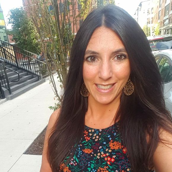 Meet your Posher, Nicole - Picture 1 of 1